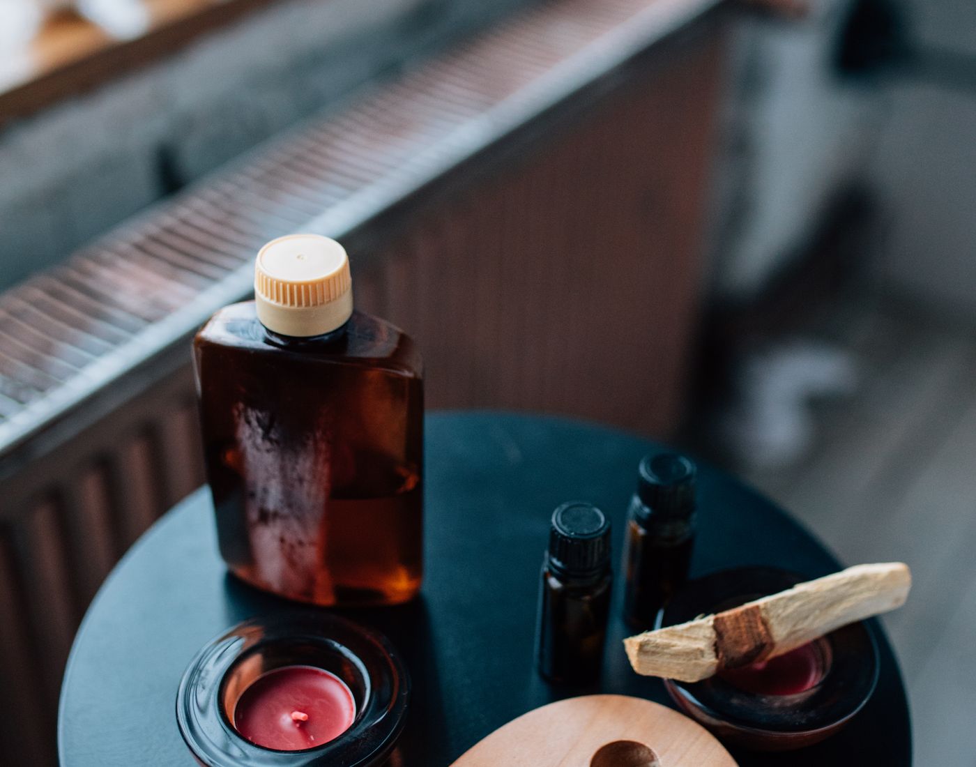 Huiles, bougie et accessoires de massage sur une table en bois